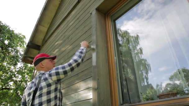 Hand Van Mens Schilderen Houten Huis Buitenmuur Met Penseel Hout — Stockvideo