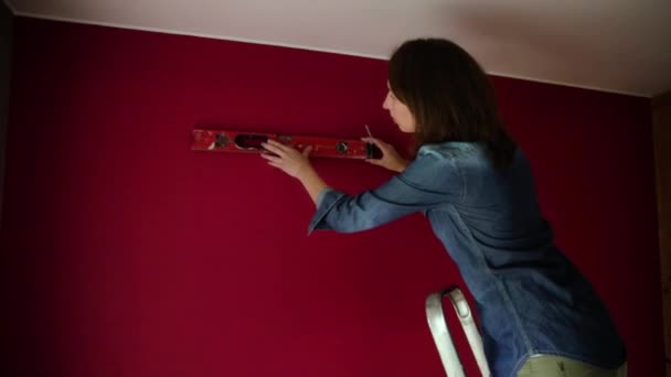 ホーム改善 レベルの壁にマークを作る美しい女性 — ストック動画