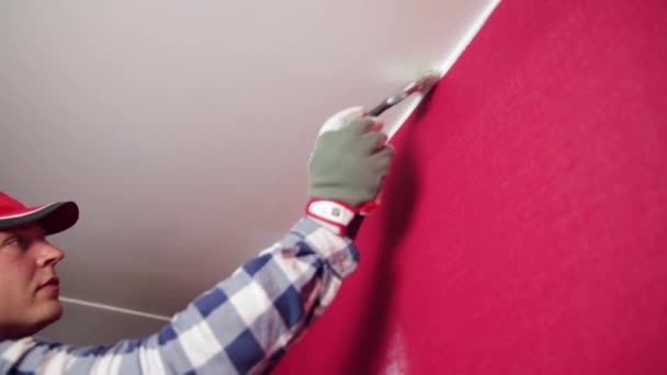 Poprawa Domu Mężczyzna Czerwonym Kapeluszu Kolorowanki Pokój Wałkiem Farby Pędzlem — Wideo stockowe