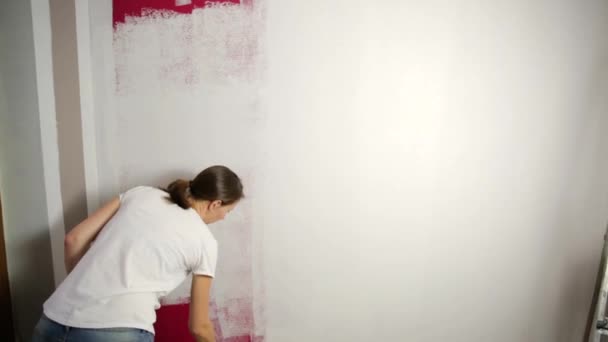 Mejora Del Hogar Hermosa Pared Pintura Mujer Con Rodillo Pintura — Vídeo de stock