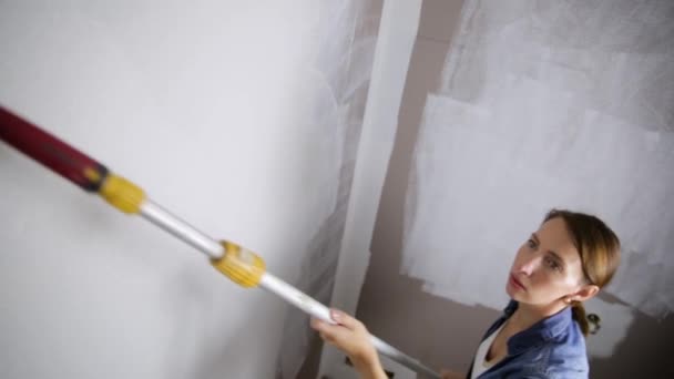 Βελτίωση Σπιτιού Όμορφη Γυναίκα Ζωγραφική Τοίχο Ρολό Χρώμα — Αρχείο Βίντεο