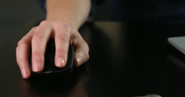 Vrouwen Hand Klikken Muis Tijdens Het Werk Surfen Web Laptop — Stockvideo