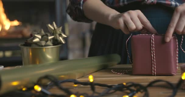 Atelier Cadeau Dans Une Pièce Chaleureuse Confortable Décorations Noël Par — Video