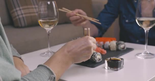 Δύο Φίλες Κάθονται Δίπλα Στο Τραπέζι Και Τρώνε Σούσι Έννοια — Αρχείο Βίντεο