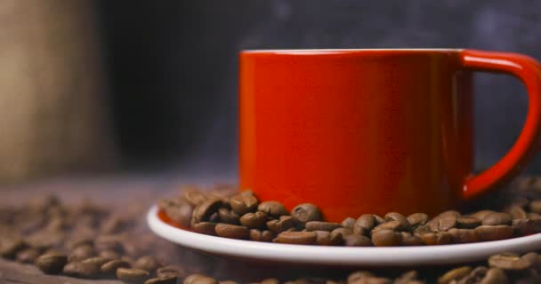 Taza Roja Café Con Granos Café Sobre Fondo Textura Oscura — Vídeo de stock
