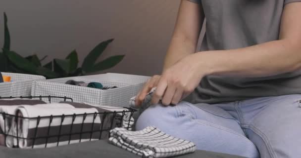 Verticale Opslag Van Kleding Vrouwen Organiseren Kleding Een Moderne Slaapkamer — Stockvideo