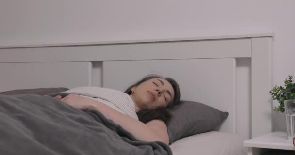 Mulheres Dormindo Cama Quarto Novo Sótão Tendo Pesadelo Pesadelos Acordar — Vídeo de Stock
