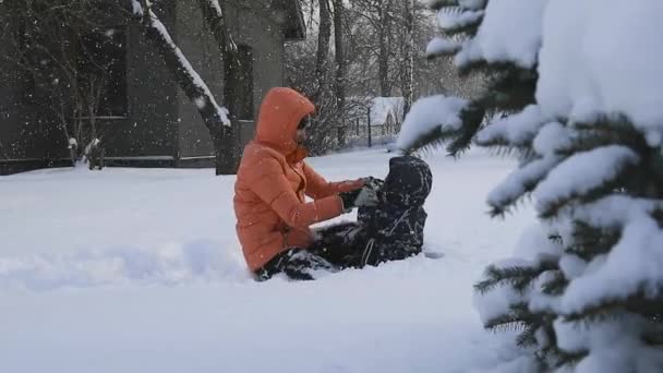 Ung Mor Och Son Leker Snö Genom Att Kasta Snö — Stockvideo