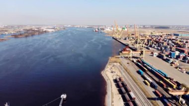 Konteynırlı sanayi limanı. Endüstriyel limandaki konteynırların insansız hava aracı görüntüleri. İhracat, ithalat ve lojistik sektöründe vinçle limana kargo sevkiyatı