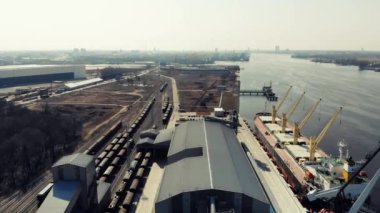 Konteynırlı sanayi limanı. Endüstriyel limandaki konteynırların insansız hava aracı görüntüleri. İhracat, ithalat ve lojistik sektöründe vinçle limana kargo sevkiyatı