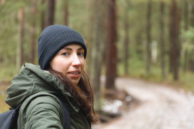 Ulusal park ormanlarında yürürken selfie çeken kadınlar. Açık hava aktiviteleri.