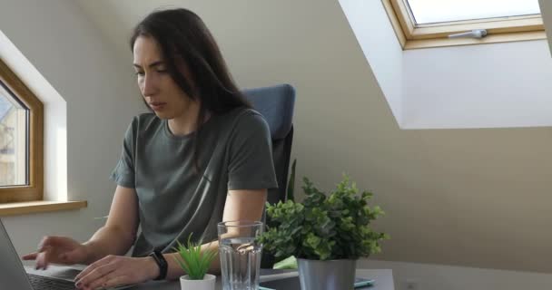 Frauen Öffnen Home Office Ein Fenster Und Lassen Frische Luft — Stockvideo