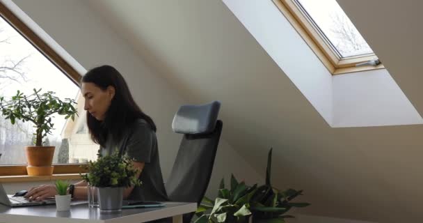 Kobiety Otwierają Okno Biurze Wpuszczają Świeże Powietrze Zdrowe Środowisko Pracy — Wideo stockowe