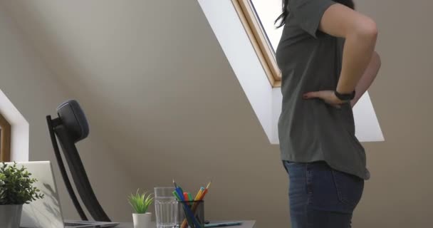 Trabalhando Casa Exercício Escritório Casa Mulher Bonita Esticando Costas Enquanto — Vídeo de Stock