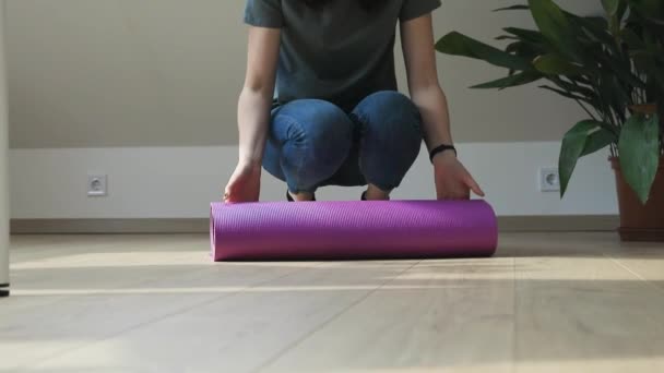 Unga Kvinnor Rullar Yogamatta Förbereder Sig För Sport Arbeta Hemifrån — Stockvideo