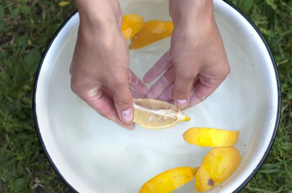 Мытье рук с лимоном — стоковое фото