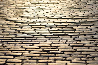 Günbatımı sırasında sarı renkte parlayan cobblestones