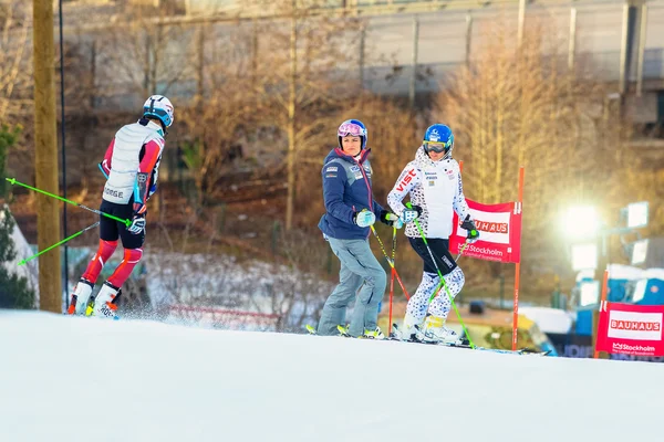 Lindsey Vonn (EUA) com alguns outros pilotos inspecionando o curso — Fotografia de Stock