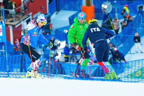 Corredores de slalom macho inspeccionando el curso antes de FIS SKI WORLD CU —  Fotos de Stock