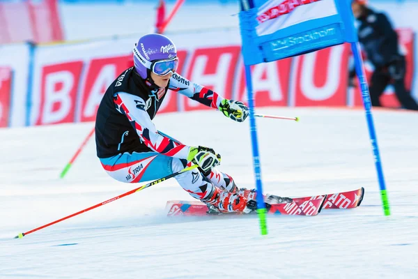 Kvinnlig skiier från Österrike gör en testkörning på kursen Fis Sk — Stockfoto
