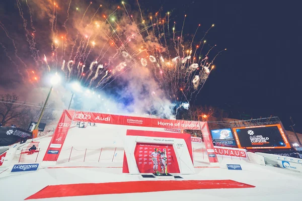 Fogos de artifício atrás dos vencedores Marcel Hirscher e Wendy Holdener — Fotografia de Stock