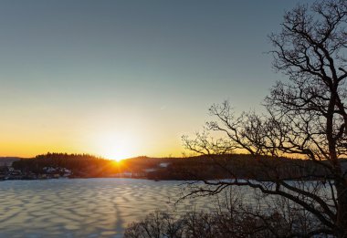 Gün batımında Gölü Tullinge üzerinde erken bahar döneminde görüntüleyin.