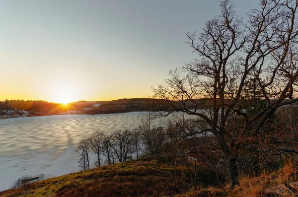 Vue au coucher du soleil sur le lac Tullinge au début du printemps — Photo