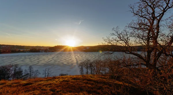 Zobrazit při západu slunce nad jezerem Tullinge během časného jara — Stock fotografie