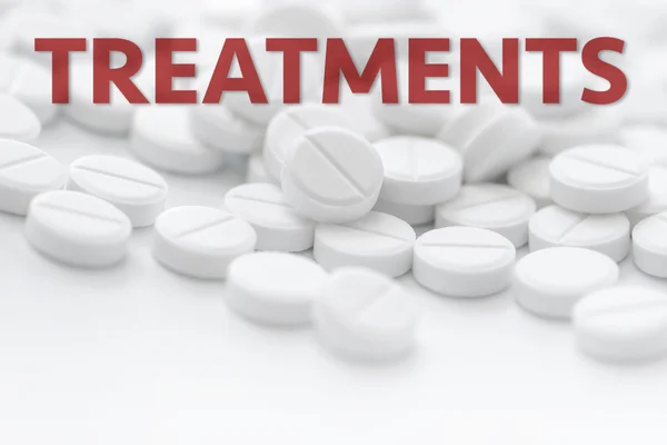 Weiße Tabletten in Nahaufnahme auf weißem Hintergrund mit Textbehandlung — Stockfoto
