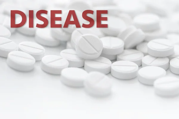 Weiße Tabletten in Nahaufnahme auf weißem Hintergrund mit Text Krankheit i — Stockfoto