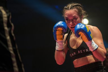 Kadın profesyonel boks Angelique Hernandez (Swe) arasında ve