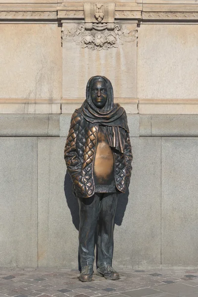 Staty av den berömda skådespelerskan Margareta Krook utanför Roya — Stockfoto