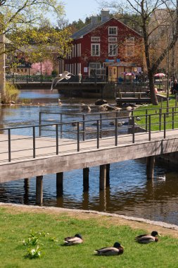 Şehir Merkezi sıcak sprin sırasında çalışan Norrtalje Nehri