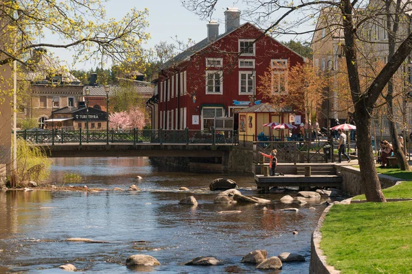 El río Norrtalje recorre el centro de la ciudad durante un cálido espín —  Fotos de Stock