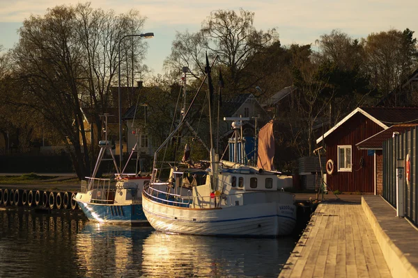 Varmt lys over fiskehavnen i Grisslehamn sent – stockfoto