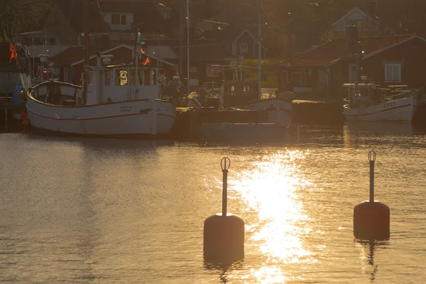 Warm licht over de vissershaven op Grisslehamn tijdens laat — Stockfoto