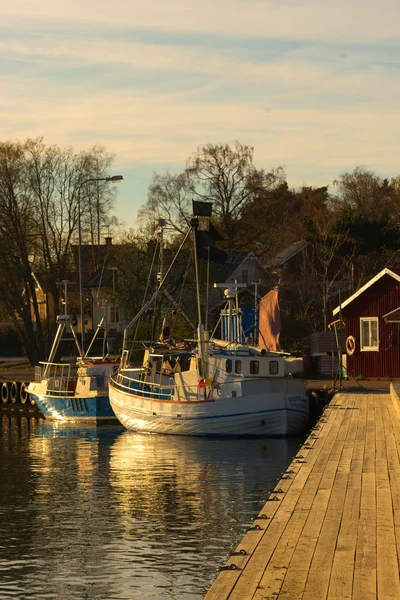 Warm light over the fishing harbour at Grisslehamn during late — Stock Photo, Image