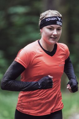 Runni ile Stockholm Stadion etrafında Zorlu Viking engel kursu