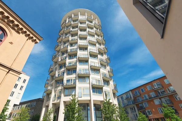 Neuer Wohnturm in der lojtnantsgatan. dieses architektonische Meisterwerk wurde 2016 erbaut — Stockfoto