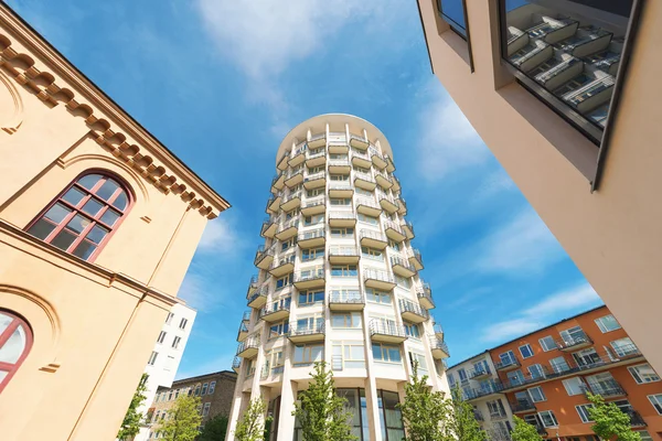 Neuer Wohnturm in der lojtnantsgatan. dieses architektonische Meisterwerk wurde 2016 erbaut — Stockfoto