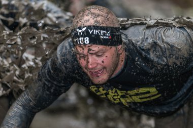 Stockholm çevresinde Tough Viking engel kursunda Çamurlu net tuzak 