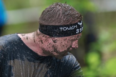 Tough Viking engelli parkurda çamurlu net tuzağında kirli yüz