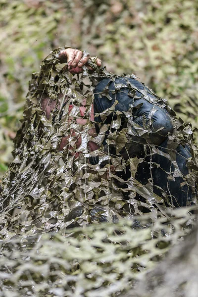 Arrastrarse bajo la trampa de la red fangosa en Tough Viking carrera de obstáculos —  Fotos de Stock