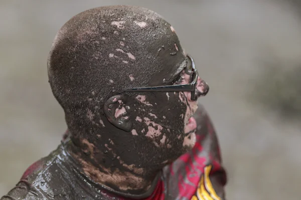 Cara sucia en la trampa de la red fangosa en la pista de obstáculos Vikingo Duro — Foto de Stock