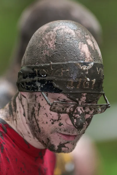 Dirty face at the muddy net trap in Tough Viking obstacle course — Stock Photo, Image