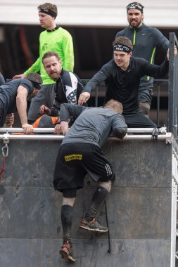 Stockholm Stadio çevresindeki Tough Viking engelli sahasında tırmanma