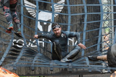 İnsanlar Tough Viking engel cou de A-çerçeve aşağı gidiyor