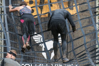 İnsanlar Tough Viking engel cou de A-çerçeve aşağı gidiyor