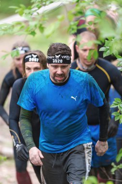 Adam Stoc etrafında Tough Viking ders engeller arasında çalışan