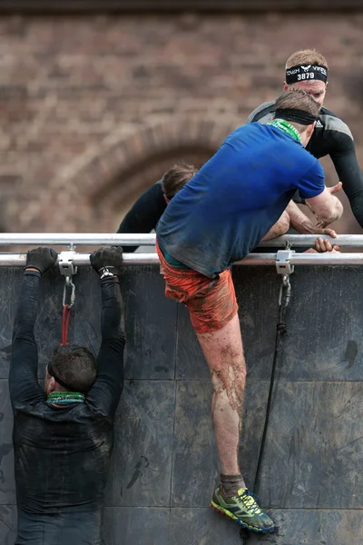 Climbing at Tough Viking obstacle course around Stockholm Stadio — Stock Photo, Image